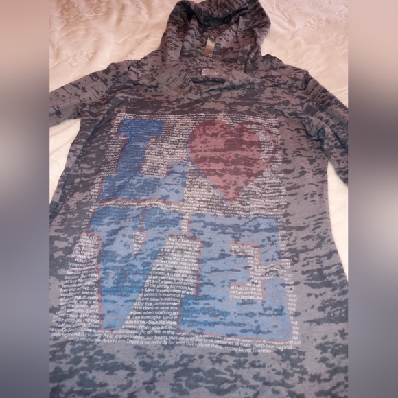 Thin gray long sleeve with hoodie - Picture 2 of 4